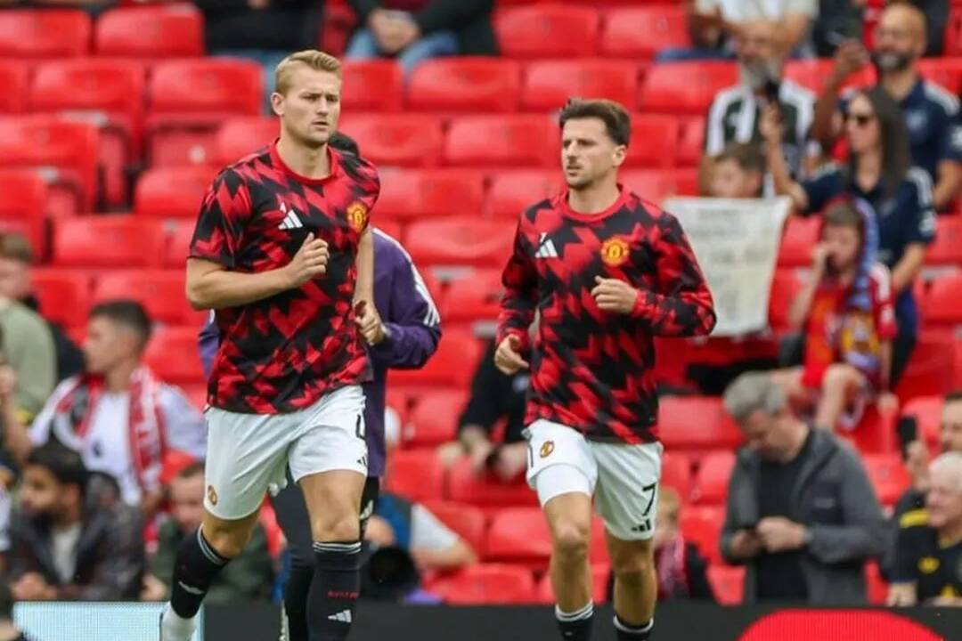 曼联官宣四人伤缺！芒特恢复训练或战纽卡，卡里克力挺续约马奎尔